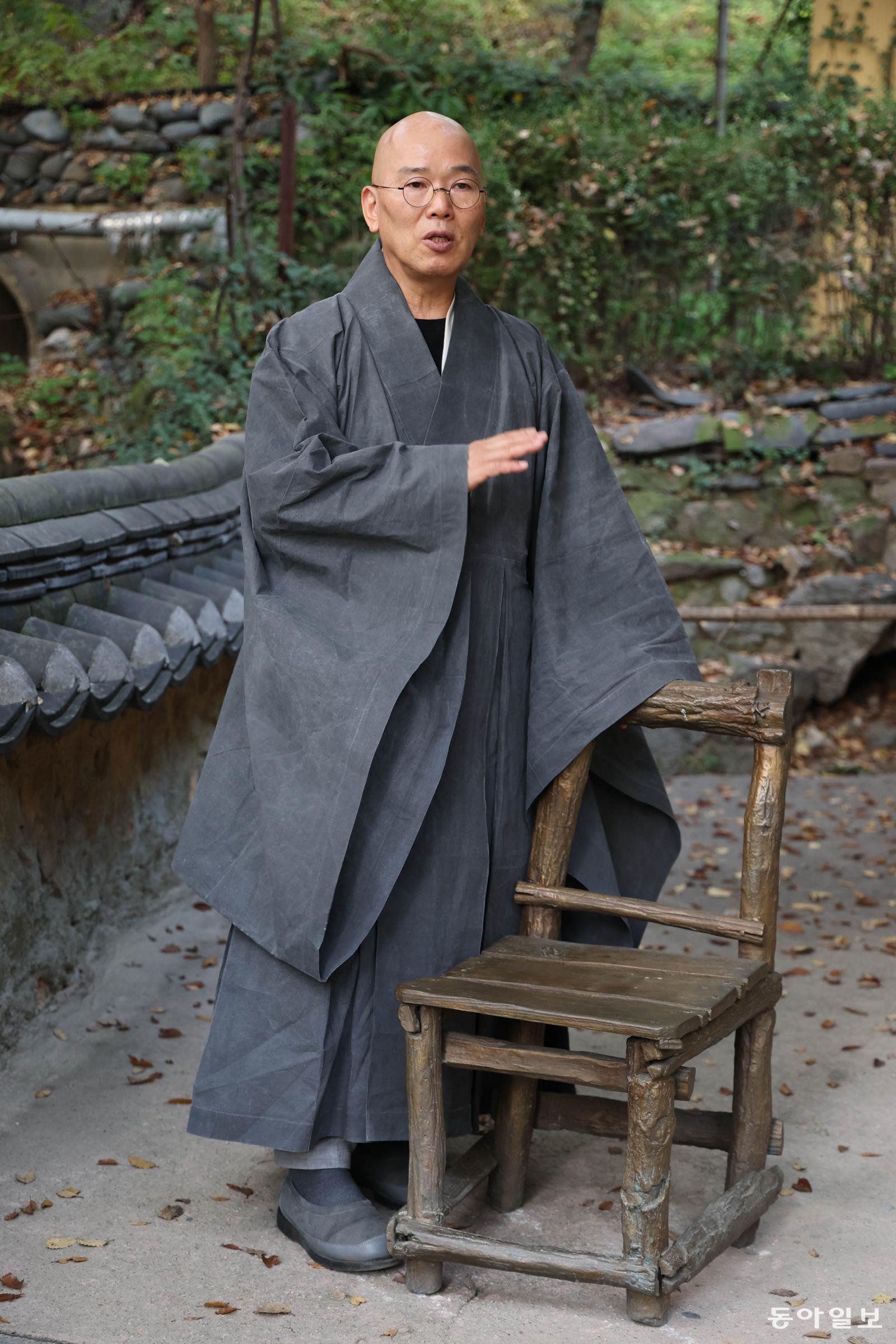 6일 오후 서울 성북구 길상사 진영각에 전시되어 있는 생전 법정 스님의 모형 의자 앞에선 길상사 주지 덕조 스님. 전영한 기자 scoopjyh@donga.com