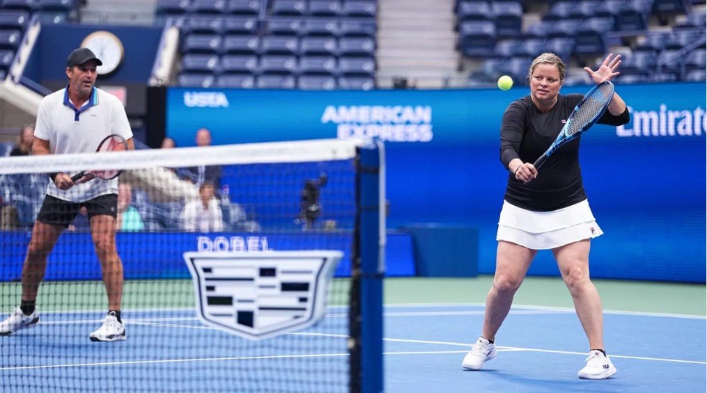 올해 US오픈 레전드 매치 이벤트에서 킴 클리에스터스(오른쪽)와 패트릭 래프터가 경기하는 모습. 네트에 캐딜락 로고가 보인다. US오픈 조직위 제공