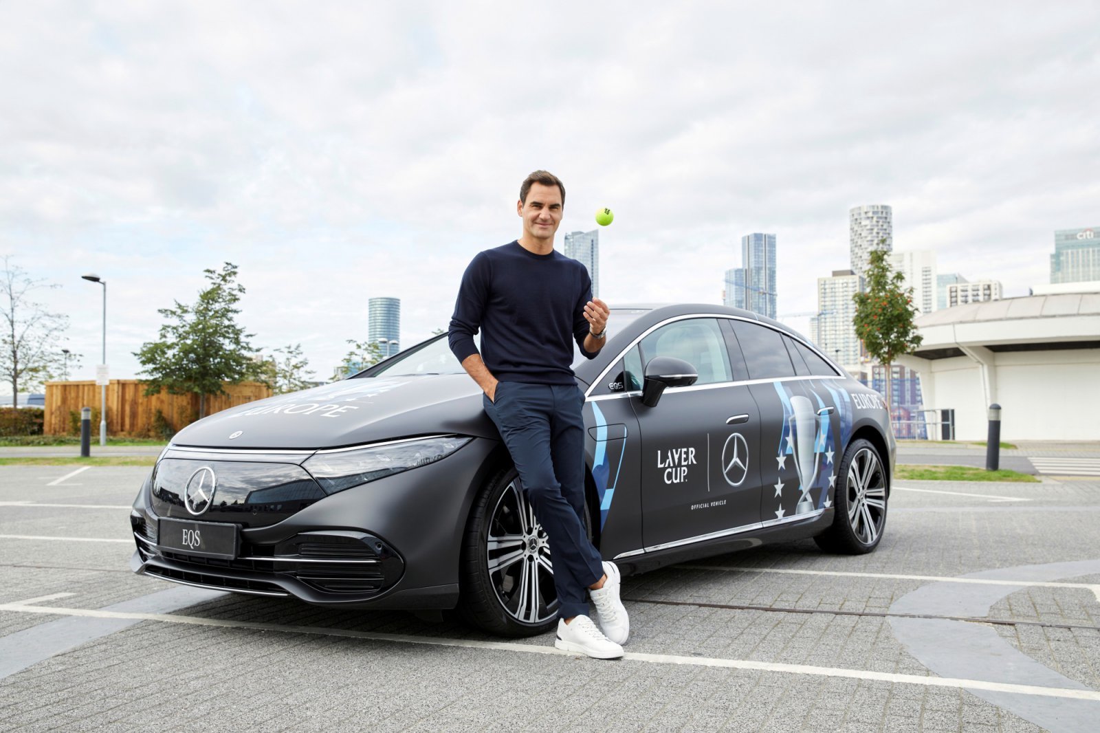 로저 페더러가 레이버 컵 테니스 대회를 계기로 메르세데스벤츠의 전기차 EQS를 홍보하는 모습. 메르세데스벤츠코리아 제공