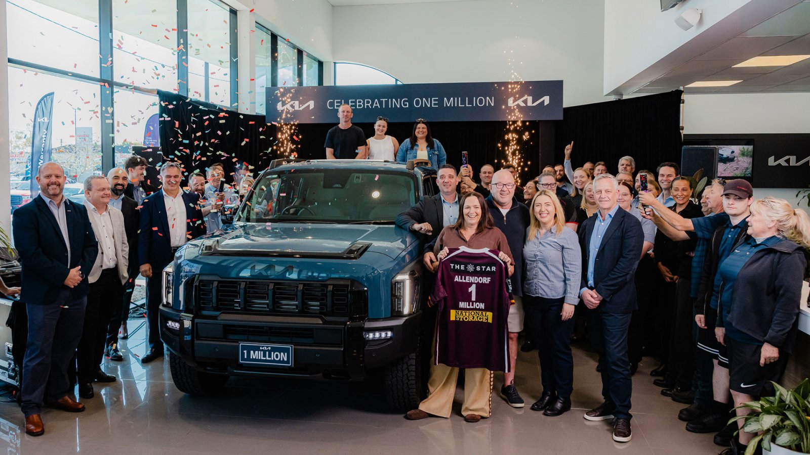기아가 올해 9월 호주 북동부 퀸즈랜드의 딜러사에서 개최한 ‘100만대 판매 달성 기념식’의 모습. 기아 제공