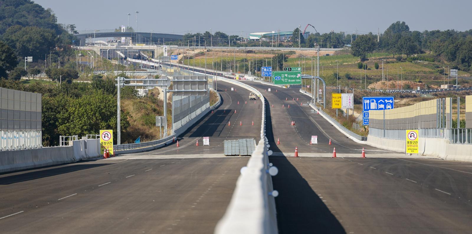 2010년 예비 타당성 조사 통과 이후 15년 만인 이달 21일 일반에 첫선을 보이는 새만금-전주 고속도로에서 막바지 공사가 이뤄지고 있다. 이 도로를 이용하면 완주에서 새만금까지 차량으로 걸리는 시간이 기존보다 절반 이상 단축된다. 전북도 제공