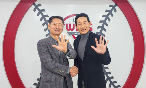 염경엽 LG 감독(오른쪽)이 8일 재계약을 한 뒤 김인석 LG스포츠 대표이사와 기념촬영을 하고 있다. 둘은 LG의 목표인 ‘V5’를 상징하는 손가락 다섯 개를 펼쳐 보였다. LG 제공