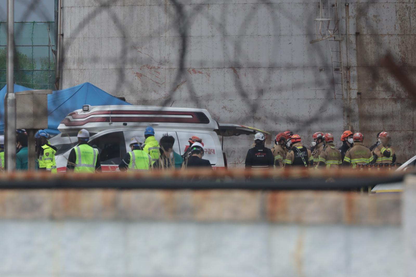 한국동서발전 울산화력발전소 보일러타워 붕괴 사고 나흘째인 9일 소방대원들이 매몰자 시신을 수습하고 있다. 2025.11.9/뉴스1