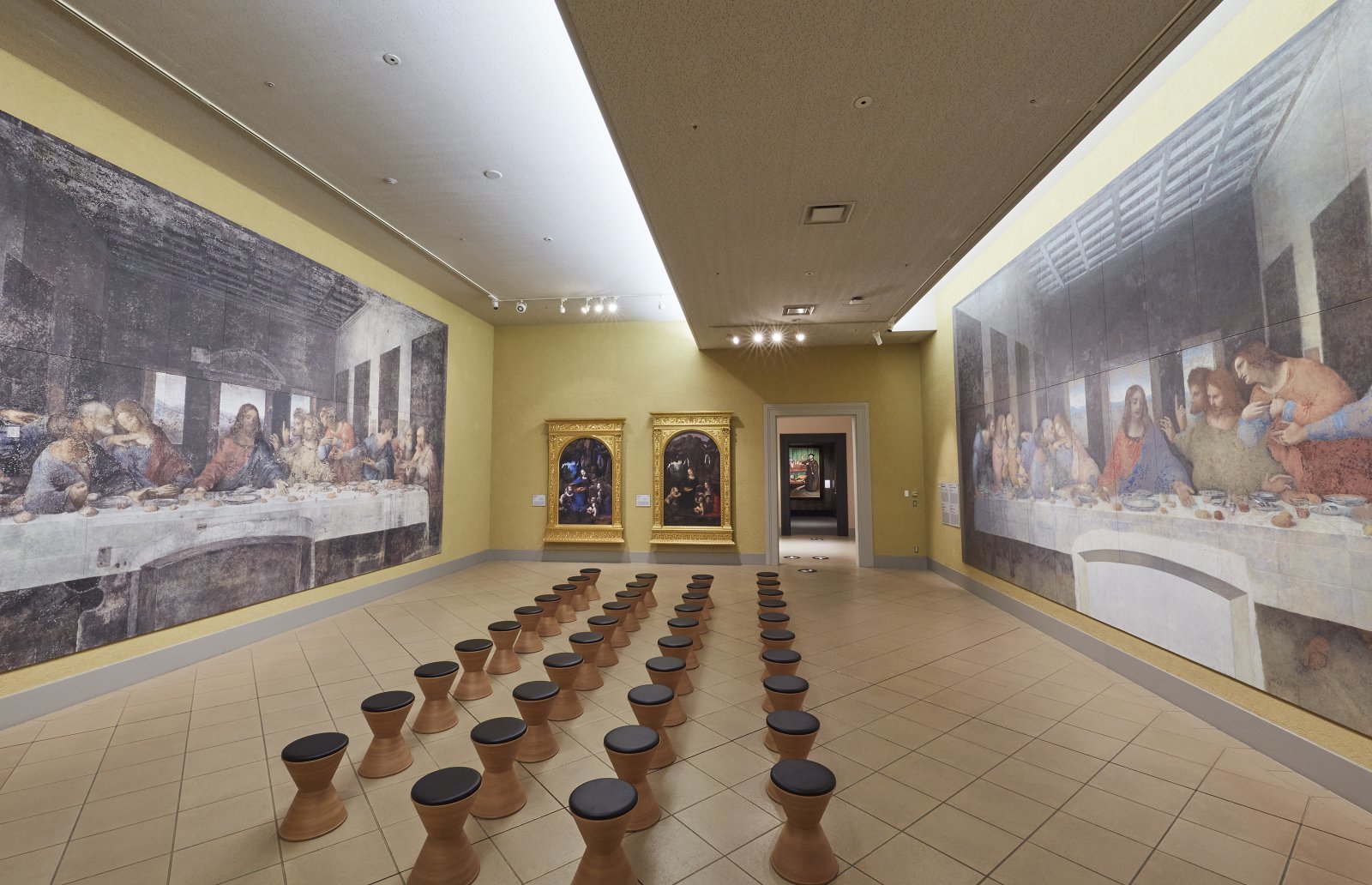 레오나르도 다 빈치의 ‘최후의 만찬’ 복원 전후의 모습을 도판 명화로 비교 전시했다. 오츠카국제미술관 제공