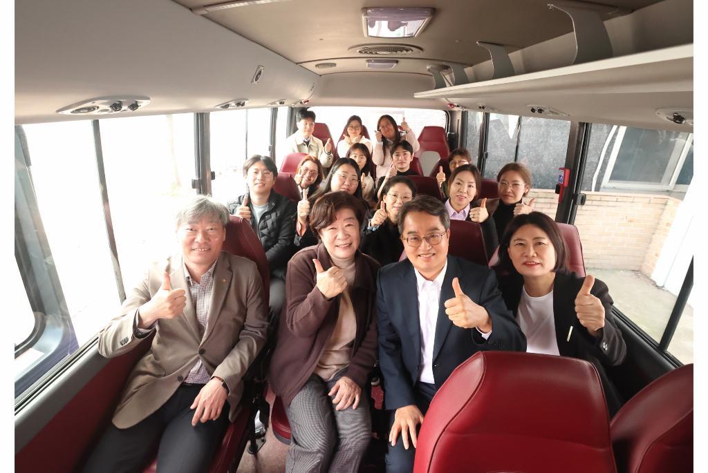 김동연 경기도지사가 7일 오전 성남만남지역자활센터에 방문해 관계자들과 기념사진을 찍고 있다. 경기도 제공