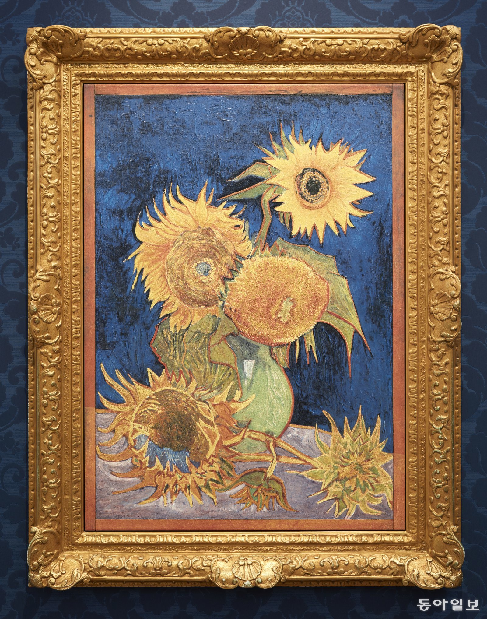 1920년 오사카의 실업가인 야마모토 고야타 씨가 당시 2만 엔을 들여 구입해 일본으로 가져왔다가 1945년 소실된 고흐의 ‘해바라기’. 도쿄도 무샤코지 사네아쓰 기념관이 소장한 화집 사진을 도판 명화로 재현해 오츠카국제미술관에 전시하고 있다. 나루토=김선미 기자 kimsunmi@donga.com
