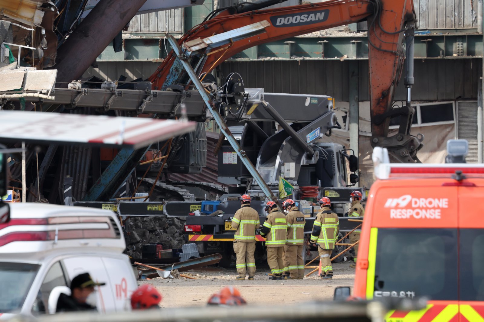 지난 7일 오후 울산 남구 동서발전 울산화력발전소 보일러 타워 붕괴현장에서 소방대원이 구조견과 함께 매몰자 수색 및 구조작업을 벌이고 있다. 2025.11.7 뉴스1