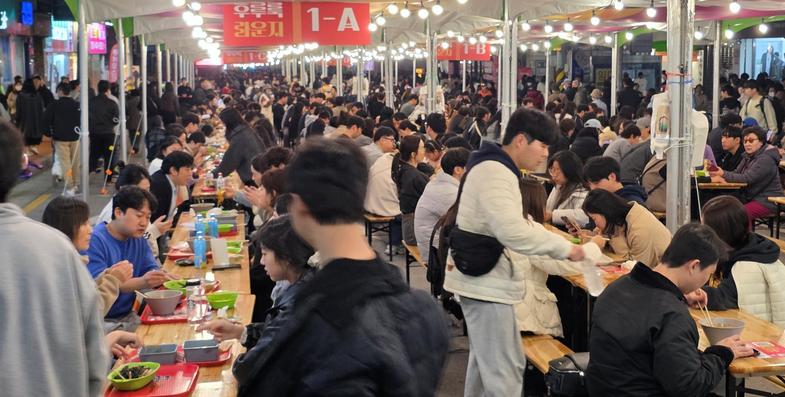 ‘2025 구미라면축제’ 이틀째인 8일 라면 취식 장소가 방문객들로 인산인해를 이루고 있다. 라면축제는 오는 9일까지 구미역 일대에서 계속된다. 2025.11.8 뉴스1
