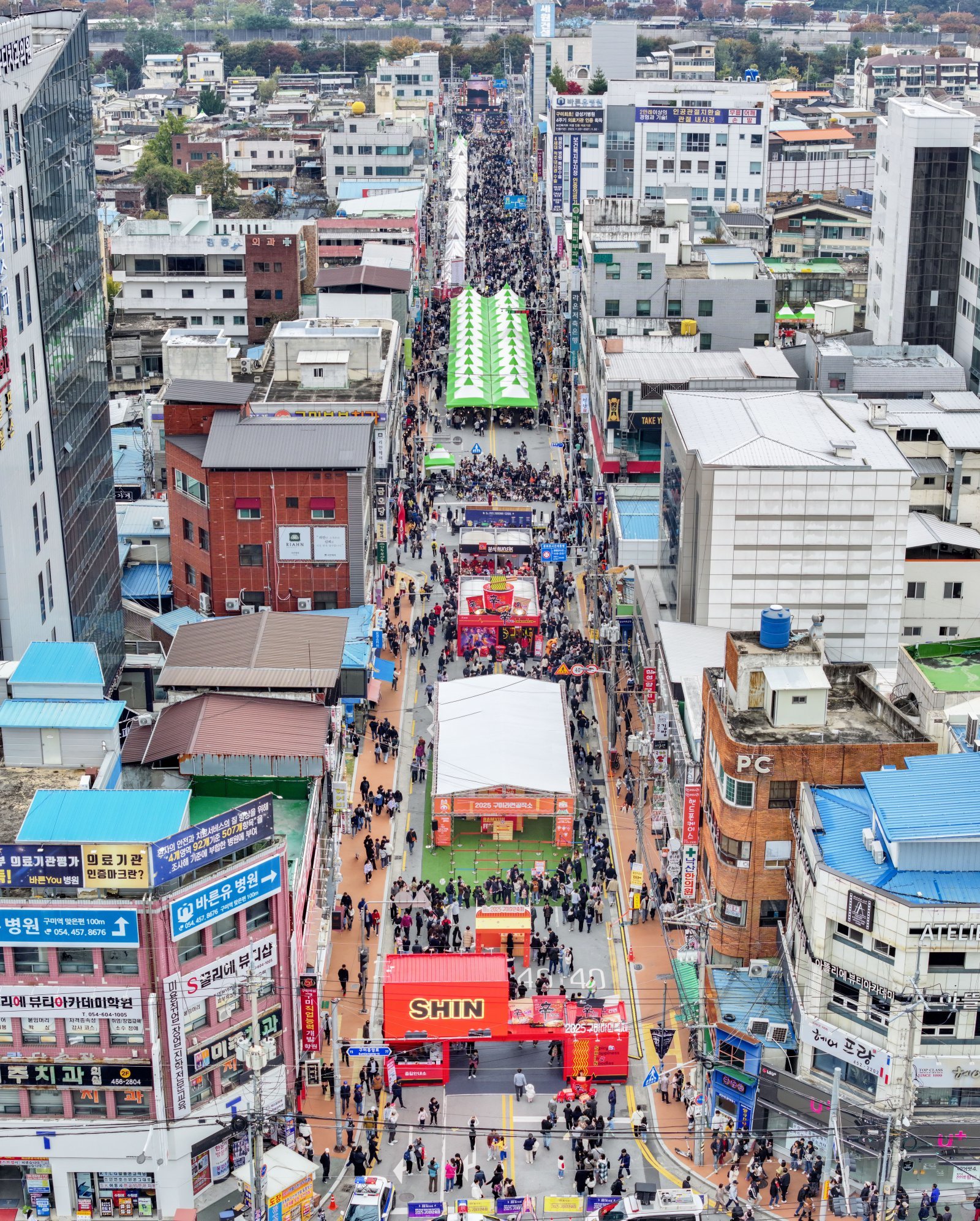 ‘2025 구미라면축제’ 행사장인 구미역 일대가 전국에서 몰린 방문객들로 인산인해를 이루고 있다. 9일 구미시에 따르면 전날 기준 24만명이 행사장을 다녀 간 것으로 집계됐다. 2025.11.09 구미시 제공