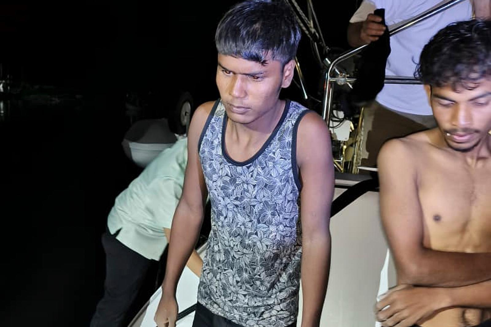 말레이시아 해상경찰이 배포한 사진으로 8일 말레이시아 랑카위 섬 근해에서 요트에 의해 발견 구조된 이주시도자. AP/뉴시스