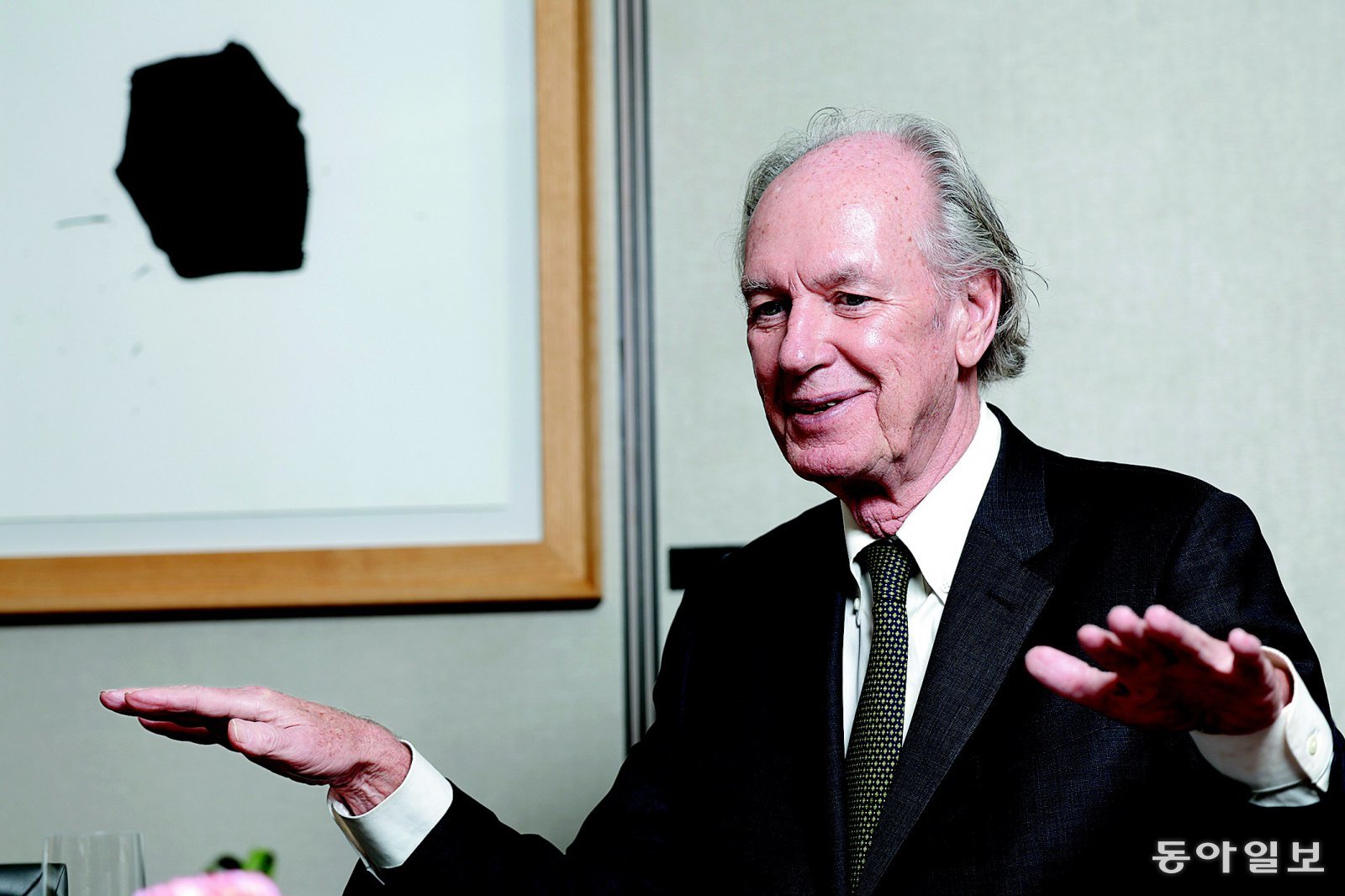 토마스 번 코리아소사이어티 회장은 1976년 평화봉사단으로 경남 창원과 충북 충주에서 3년간 교사활동을 한 이후 한국인 아내와 결혼해 한국과 50년 째 인연을 이어온 미국 내 ‘지한파’다.  인터뷰 전 “이곳은 인삼차가 맛있다”며 능숙하게 인삼차를 주문한 그는 “K-pop을 듣는 것보다 판소리를 듣는 게 더 좋다”면서 제일 좋아하는 한국 영화로 ‘서편제’와 봉준호 감독의 ‘마더’, 박찬욱 감독의 ‘헤어질 결심’을 꼽았다. 변영욱 기자 cut@donga.com