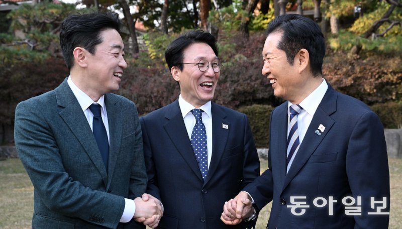 손 맞잡은 당정대 김민석 국무총리(가운데)와 더불어민주당 정청래 대표(오른쪽), 강훈식 대통령비서실장이 9일 서울 종로구 삼청동 총리공관에서 손을 맞잡은 채 대화를 나누고 있다. 민주당과 정부, 대통령실은 이날 고위당정협의회에서 2035년까지 온실가스를 2018년 대비 53∼61% 감축하기로 결정했다. 신원건 기자 laputa@donga.com