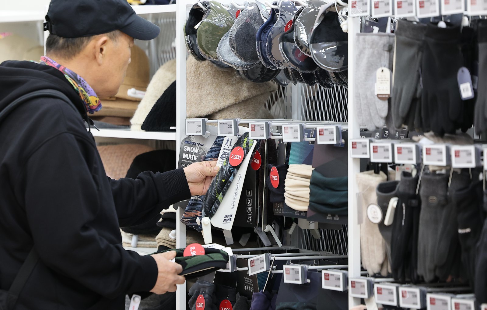 기온이 큰 폭으로 떨어지며 초겨울 날씨를 보인 3일 서울 시내 한 대형마트를 찾은 한 시민이 방한용품을 고르고 있다. 2025.11.3 뉴스1