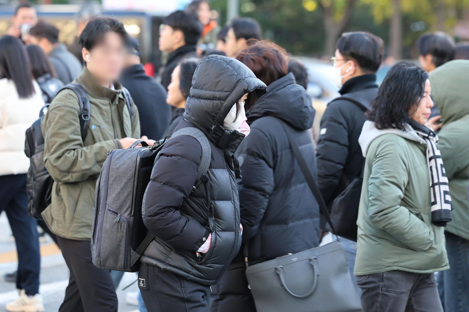 서울 아침 최저기온이 1도까지 떨어지며 첫 한파특보가 발령된 3일 오전 서울 종로구 광화문 네거리에서 직장인들이 출근하고 있다. 2025.11.03 뉴시스