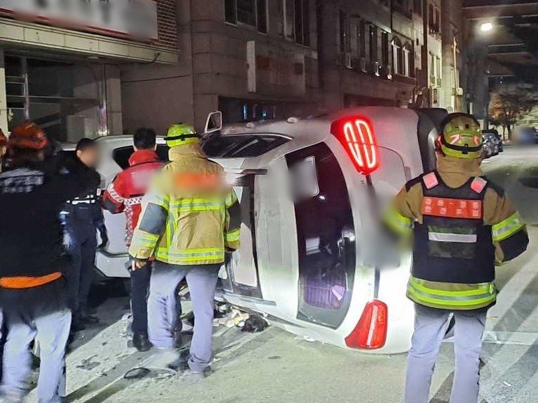 10일 새벽 강릉시 교동의 한 인근 이면도로에서 주차 차량을 들이받고 전도된 사고 차량. 강원도소방본부 제공