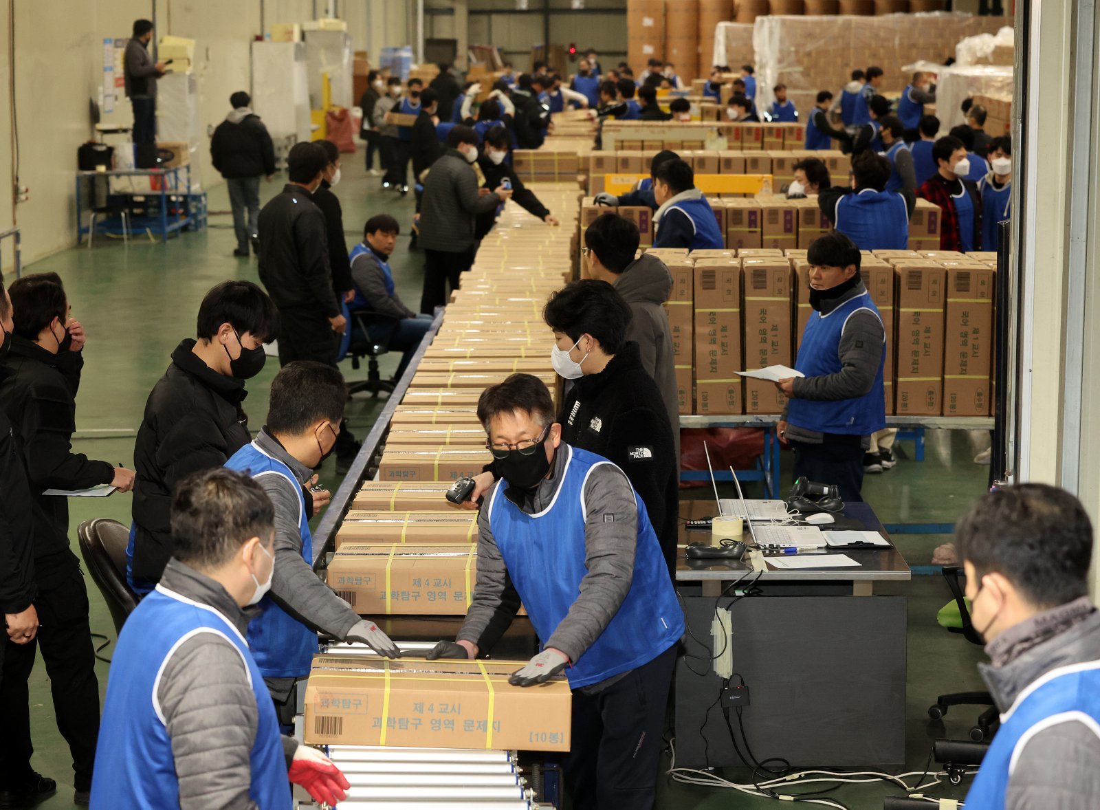 지난해 11월 2025학년도 대학수학능력시험일을 사흘 앞둔 세종시 한 인쇄공장에서 수능시험 문답지가 전국 시험지구로 배부되고 있다. 2024.11.11 사진공동취재