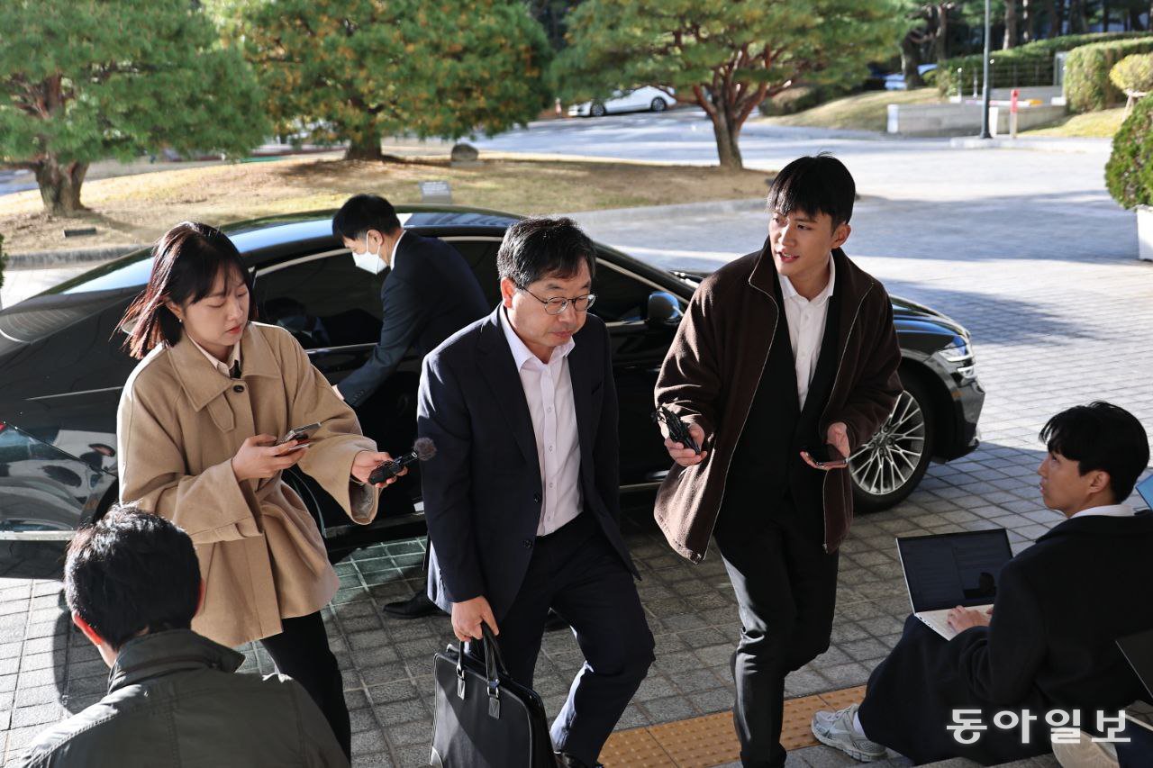 10일 오전 노만석 검찰총장 대행이 출근하고 있다. 양회성 기자 yohan@donga.com