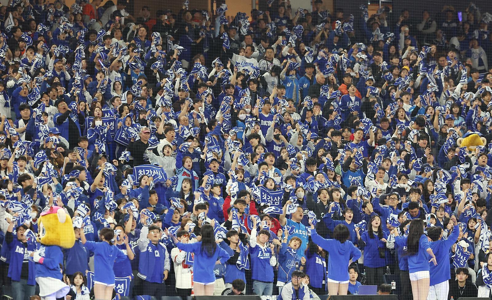 지난 10월24일 대전 한화생명볼파크에서 열린 프로야구 2025 신한 SOL뱅크 KBO 플레이오프 5차전 삼성 라이온즈와 한화 이글스의 경기. 삼성 응원단이 8회초 공격을 앞두고 뜨거운 응원을 펼치고 있다. (사진은 기사 내용과 무관함) 2025.10.24 뉴스1