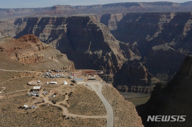 【그랜드캐년 웨스트(미 애리조나주)= AP/뉴시스】 2007년 3월 20일 개장한 그랜드캐년 웨스트의 말굽형 스카이워크( 가운데).