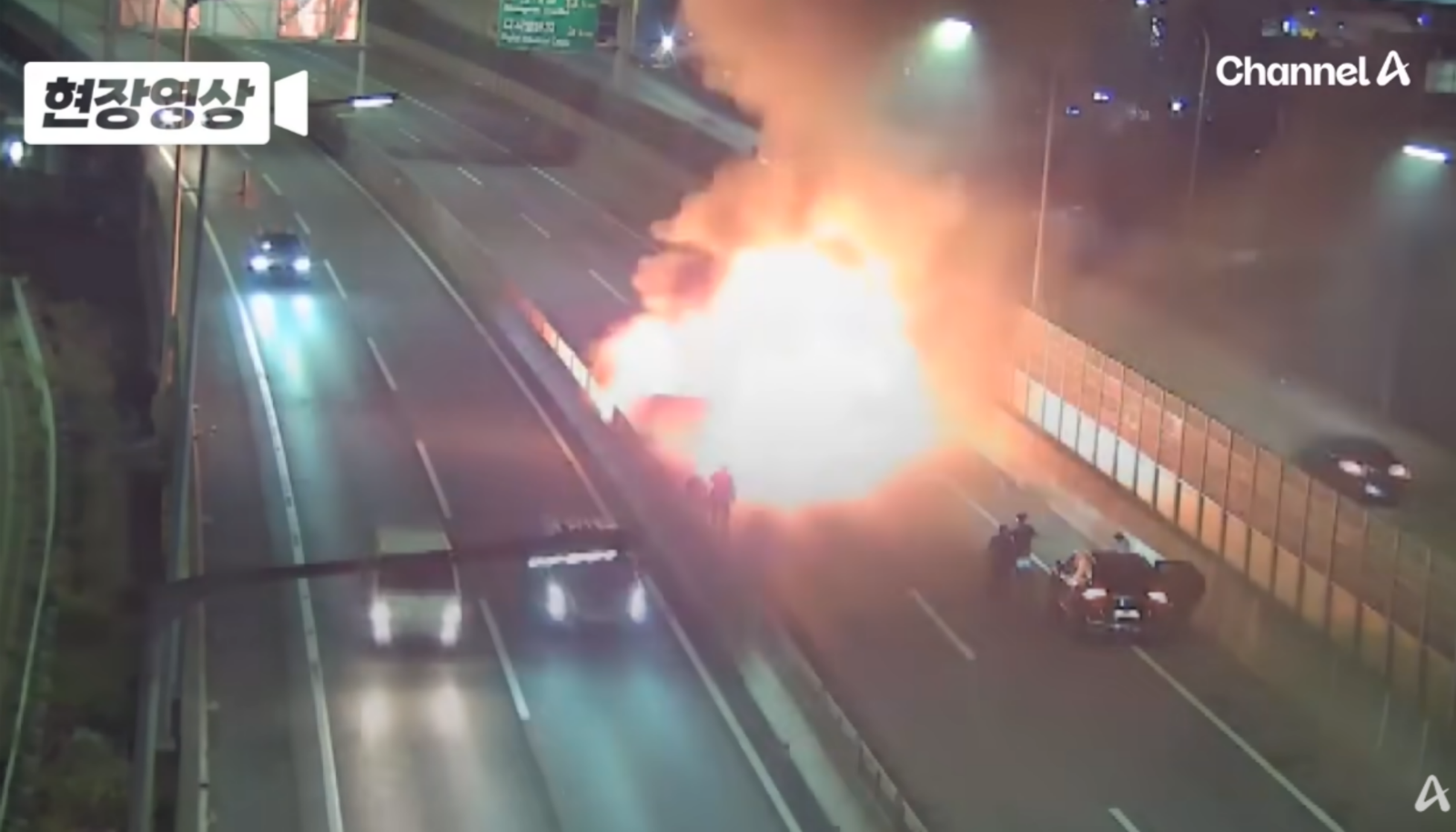 서해안고속도로에서 만취한 중국인이 20km를 역주행하다 정면 충돌로 6명이 다쳤다. 경찰은 음주운전 혐의로 입건했고, ‘중국인 임시 운전증’ 논란도 재점화됐다. 사진=채널A