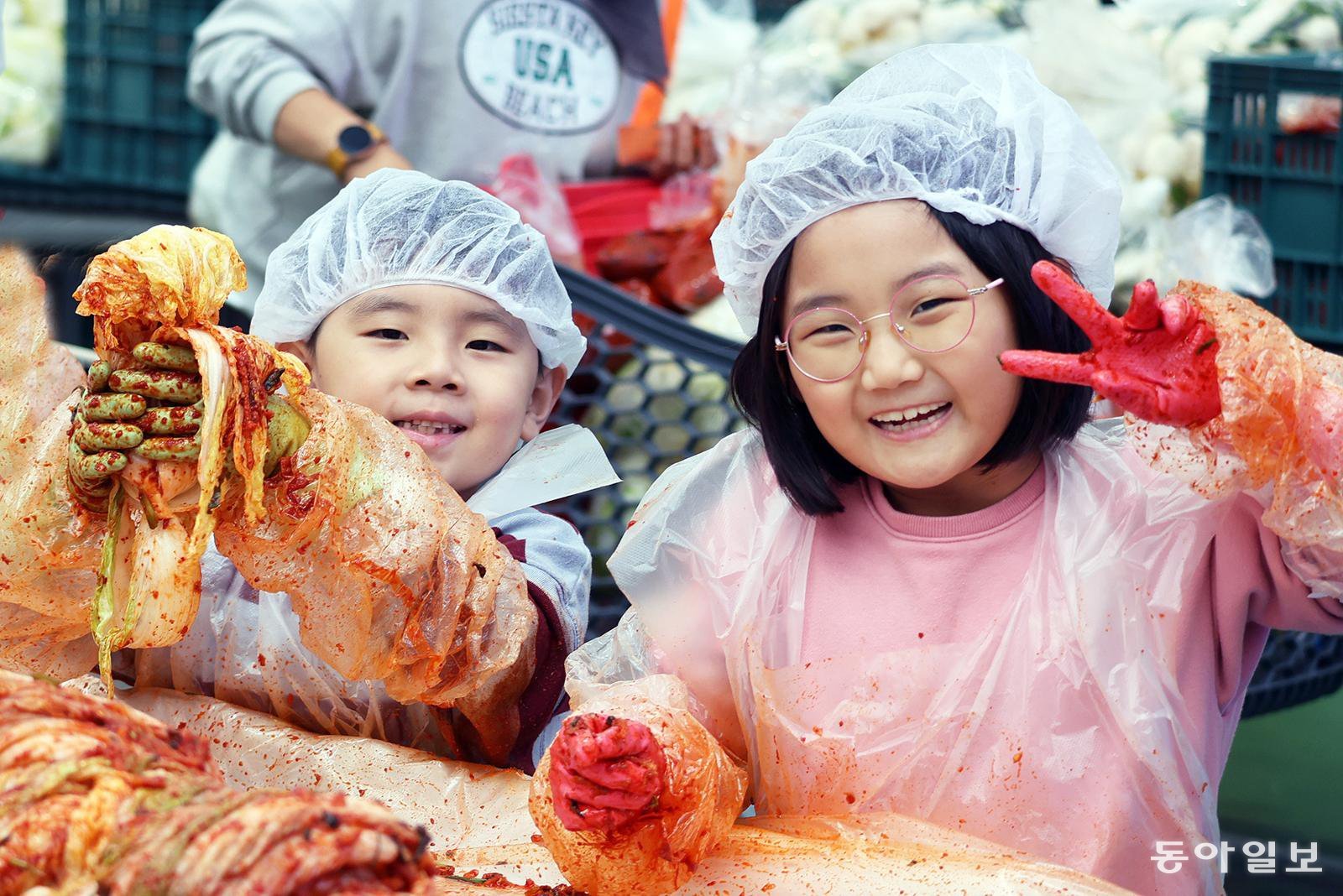 9일 강원 평창군 진부면민체육공원에서 개막한 ‘제8회 평창고랭지김장축제’에 참가한 어린이들이 포즈를 취하고 있다. 평창군 제공