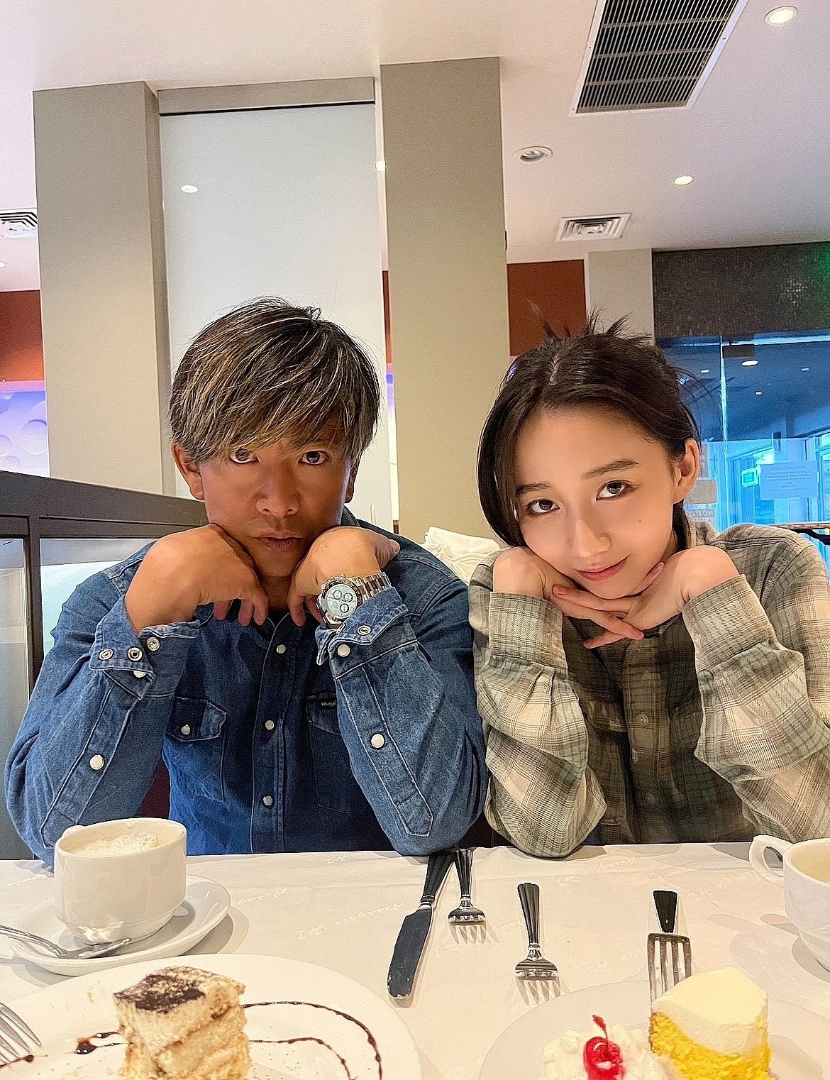 기무라 타쿠야의 딸 기무라 코코미가 일본 국가대표 배구선수 오가와 토모히로와 열애 중이다. 두 사람은 2년째 장거리 연애를 이어오며 SNS에서도 애정을 드러냈다. 기무라 타쿠야(왼쪽), 기무라 코코미. 사진=기무라 코코미 인스타그램