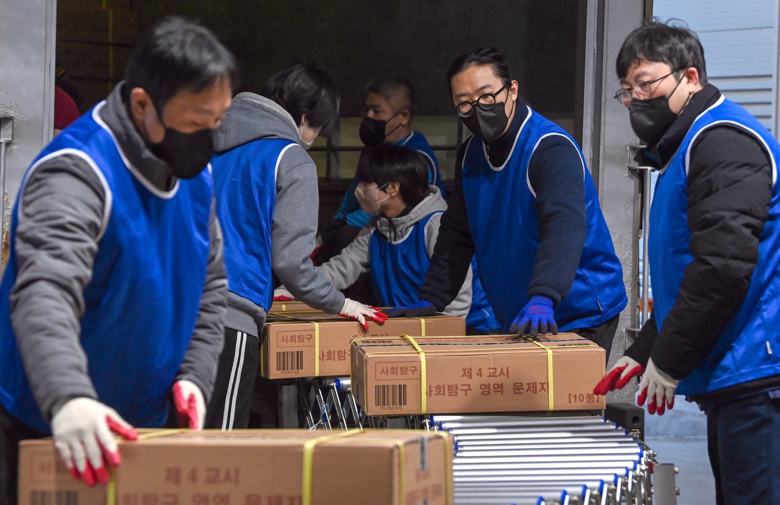 2026학년도 대학수학능력시험을 사흘 앞둔 10일 세종시의 한 인쇄공장에서 관계자들이 수능 문제지와 답안지를 전국 시도 교육청으로 배부하기 위해 차량에 싣고 있다. (공동취재) 2025.11.10 뉴시스