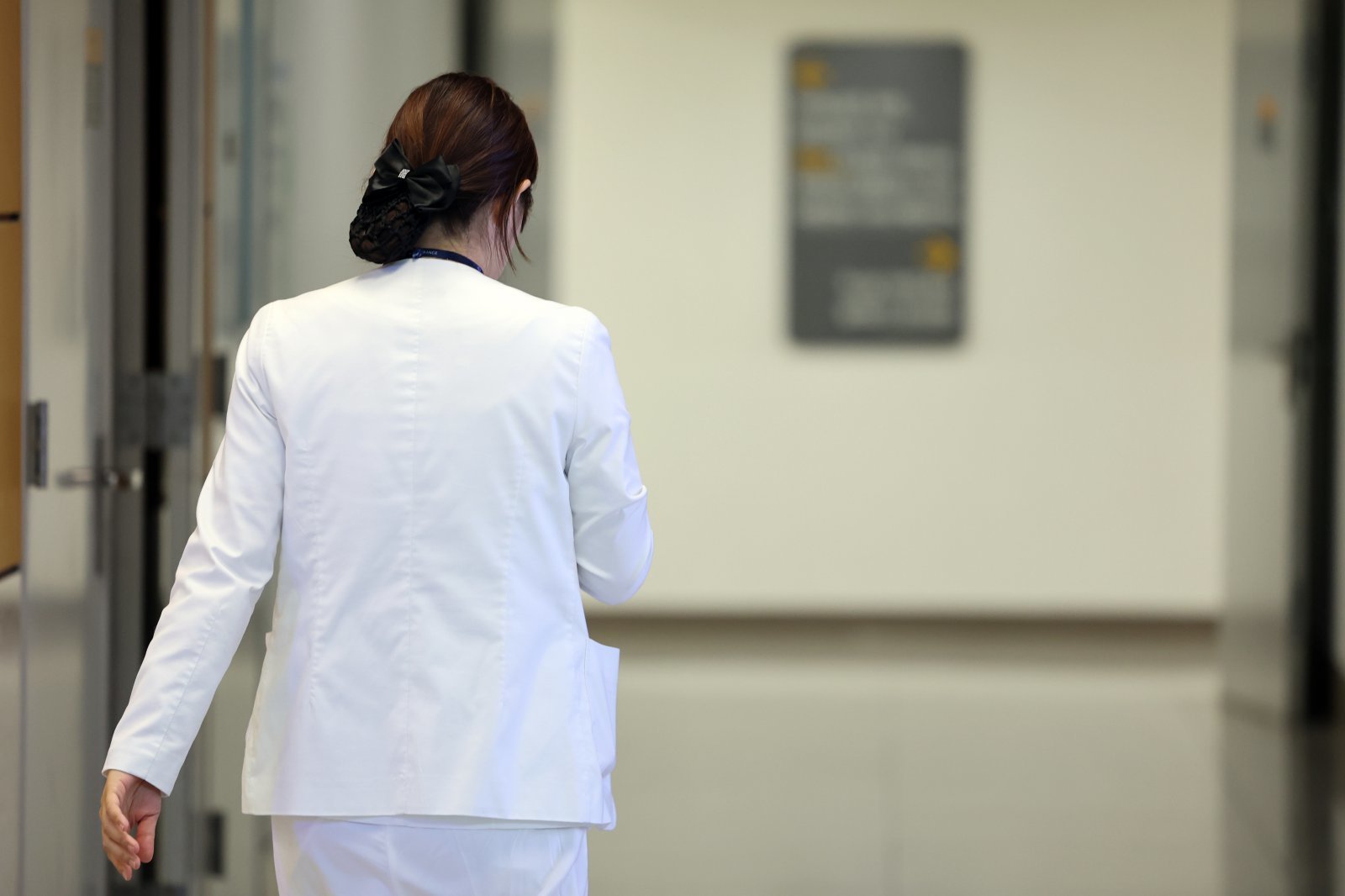 4일 서울 시내 한 대형병원에서 간호사들이 발걸음을 옮기고 있다. 2025.3.4 뉴스1