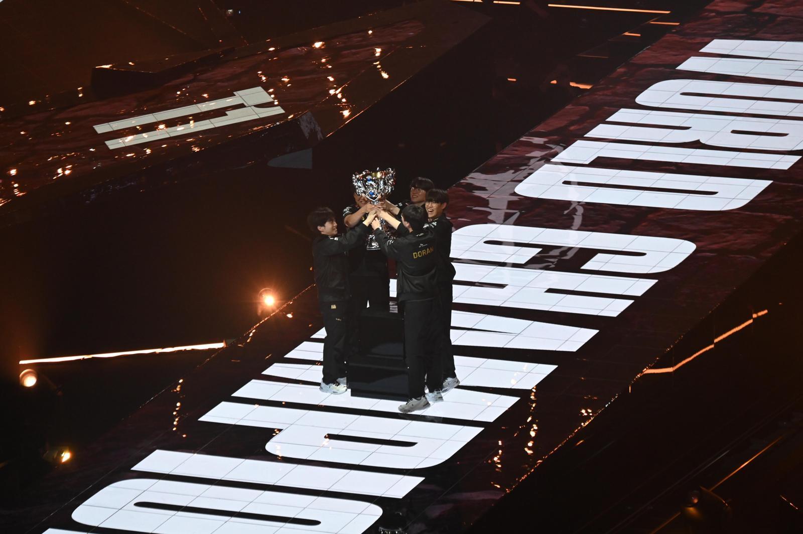 9일 오후 중국 청두 동안호 스포츠파크 다목적체육관에서 열린 ‘2025 리그 오브 레전드(LoL) 월드 챔피언십’ 결승전에서 T1이 KT 롤스터를 상대로 세트 스코어 3대 2로 꺾고 대회 우승을 차지했다. 청두(중국)=뉴시스