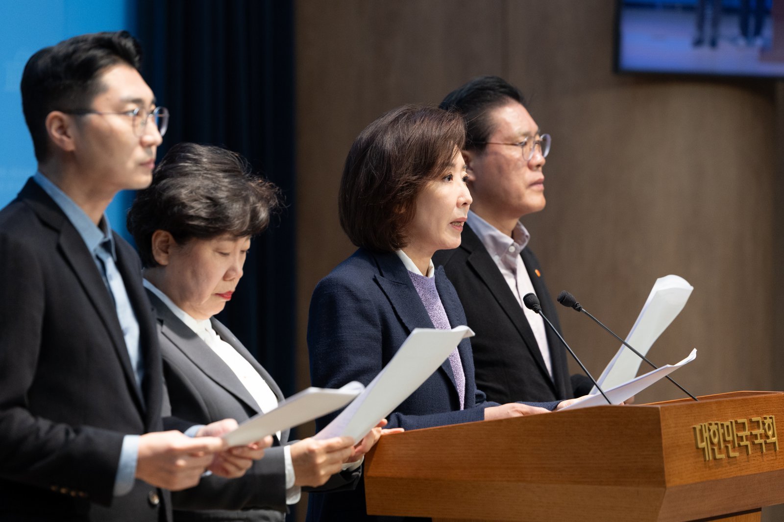 나경원 국민의힘 의원을 비롯한 법제사법위원들이 9일 서울 여의도 국회 소통관에서 대장동 사건 항소 포기 관련 현안 기자회견을 하고 있다. 2025.11.9/뉴스1