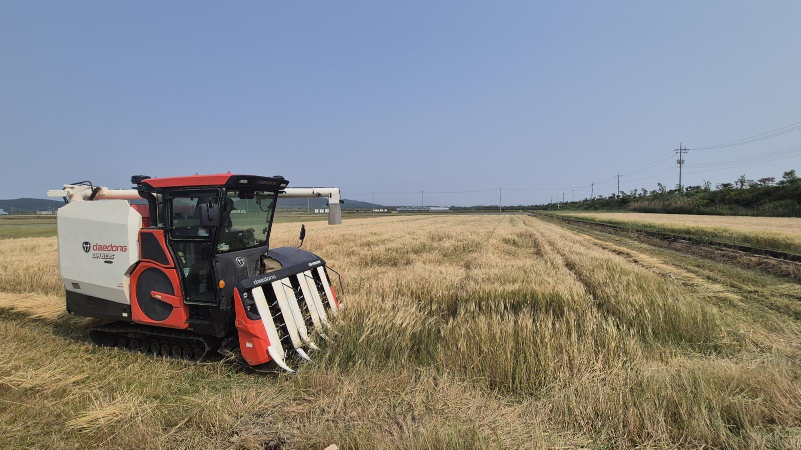 ㈜대동 ‘자율주행 콤바인’.