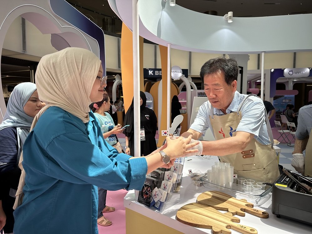 지난 6월 말레이시아 쿠알라룸푸르에서 열린 K-관광로드쇼에서 한우 홍보 부스를 찾은 참가자가 시식용 불고기를 받아가고 있다. 전국한우협회 제공