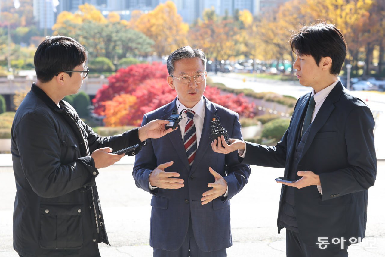 10일 오전 정성호 법무부 장관이 정부과천청사에서 출근하며 도어스테핑을 진행하고 있다. 홍진환 기자 jean@donga.com