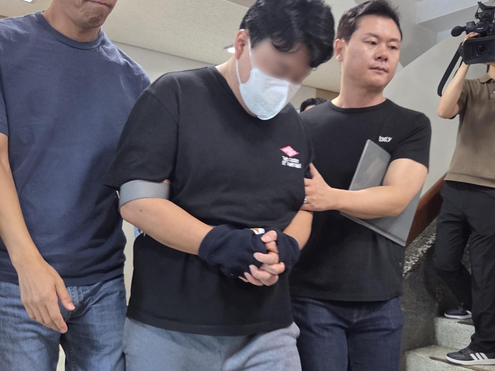 생후 1개월된 아들을 살해한 후 유기한 혐의를 받는 30대 A 씨가 지난 9월15일 구속 전 피의자 심문(영장실질심사)를 받기 위해 대구지법에 출석하고 있다. 2025.9.15 뉴스1