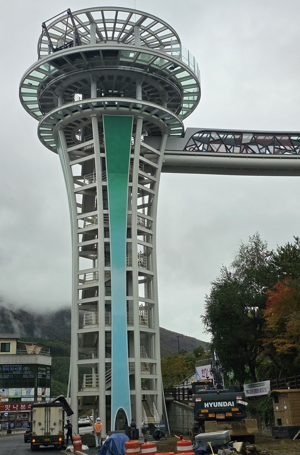 태백시가 117억원을 들여 랜드마크로 만들겠다는 태백힐링시팅타워 건축사업이 4차례 이상 공사기간이 연장되면서 10월 말 준공이 연말로 연장이 되고 있다. 뉴시스