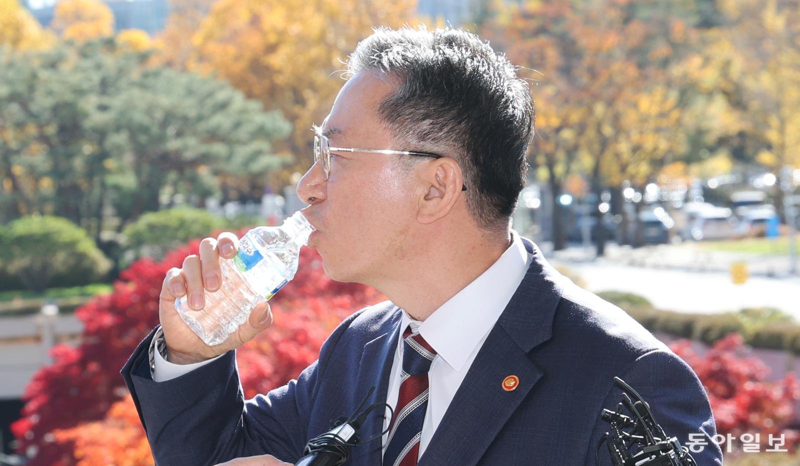 10일 오전 정성호 법무부 장관이 정부과천청사에서 출근하며 도어스테핑을 진행하고 있다. 홍진환 기자 jean@donga.com