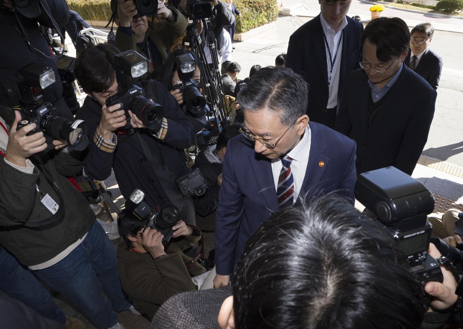 정성호 법무부 장관이 10일 오전 경기 과천시 법무부 청사로 출근길에 나서고 있다. 2025.11.10 뉴시스