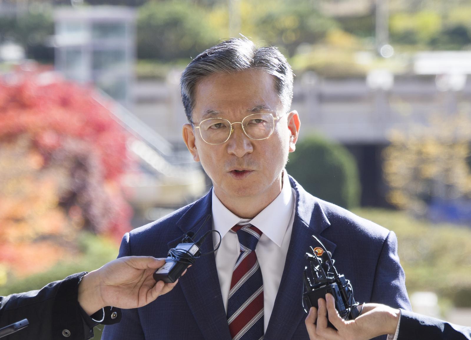 정성호 법무부 장관이 10일 오전 경기 과천시 법무부 청사로 출근길에서 검찰의 ‘대장동 항소 포기’ 결정과 관련해 취재진 질문에 답하고 있다. 2025.11.10 뉴시스
