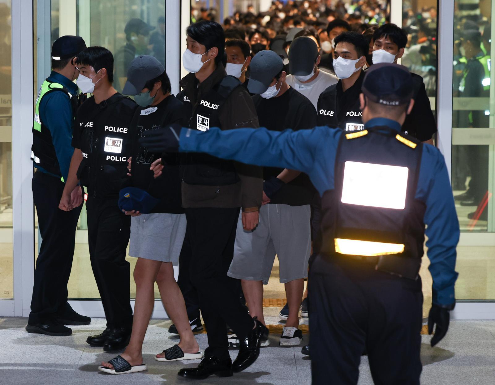 캄보디아 당국의 범죄단지 단속으로 적발돼 구금됐던 한국인들이 18일 오전 인천국제공항 2터미널을 통해 송환되고 있다. 2025.10.18 뉴시스