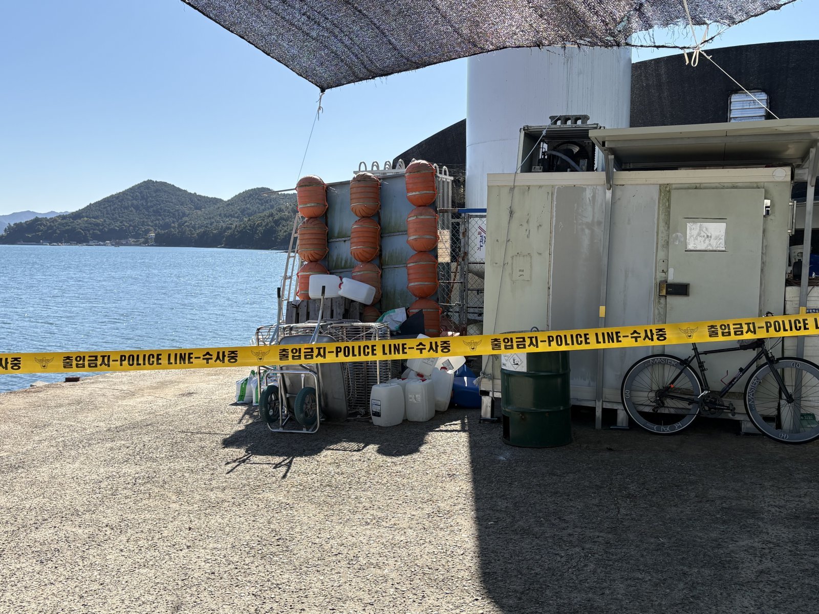 10일 작업자 3명이 사망한 경남 고성군의 한 양식장 앞에 폴리스라인이 설치돼 있다.2025.11.10/뉴스1