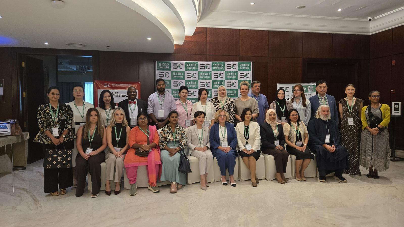 순천향대 부천병원 산부인과 김태희 교수(뒷줄 좌측 두 번째)는 중동 의사를 비롯한 글로벌 연사들과 함께 조기 폐경 및 항노화 연구 협력을 이어가기로 했다.