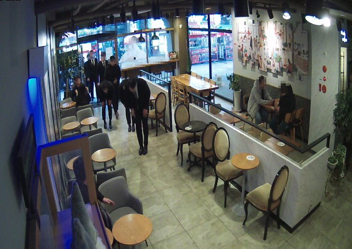 올 4월 부산의 한 상점에 조직폭력배 구성원이 모여 있는 모습. 부산경찰청 제공