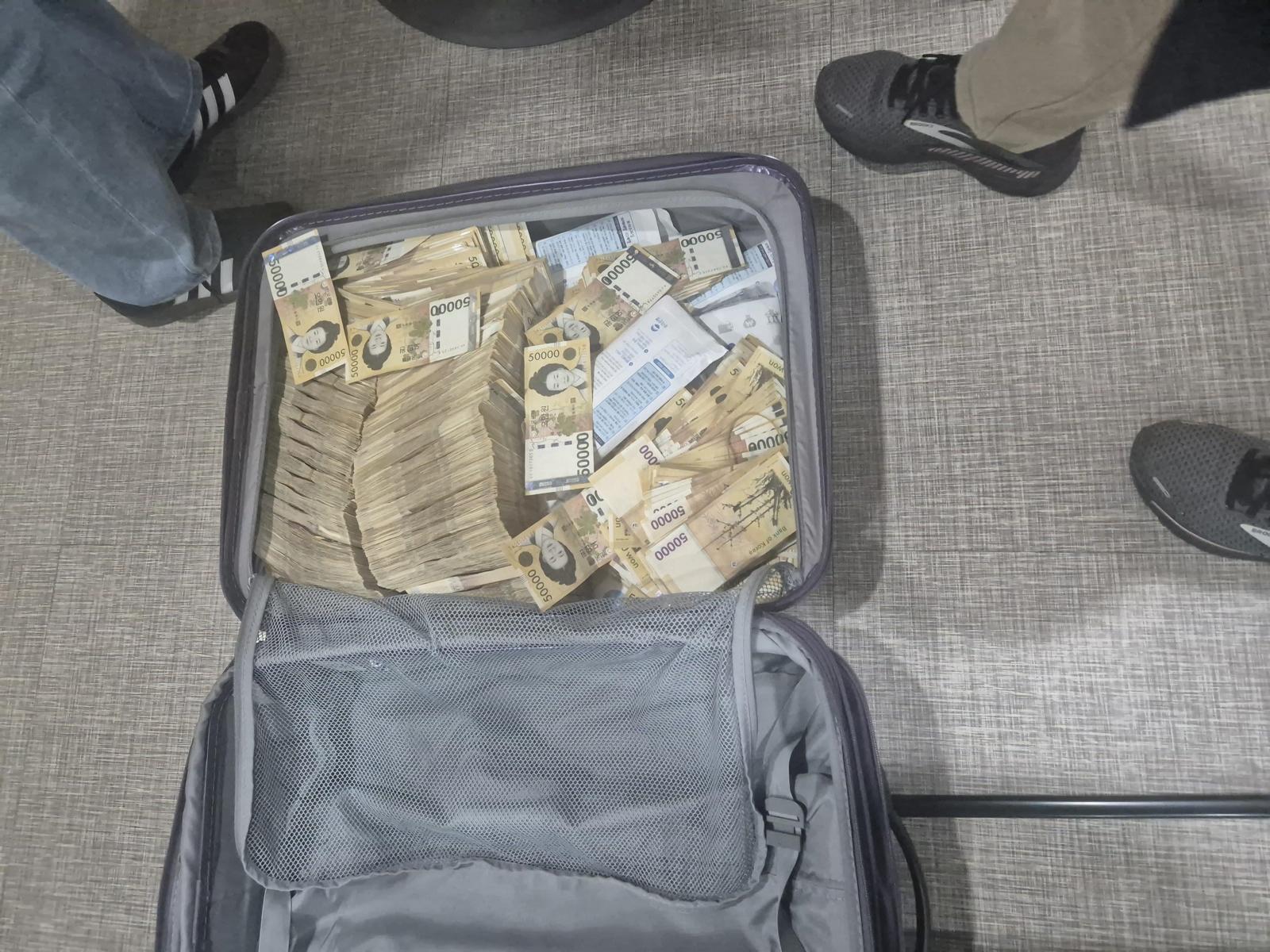 국세청·지자체 고액·상습체납자 합동수색 압류 재산. 국세청 제공