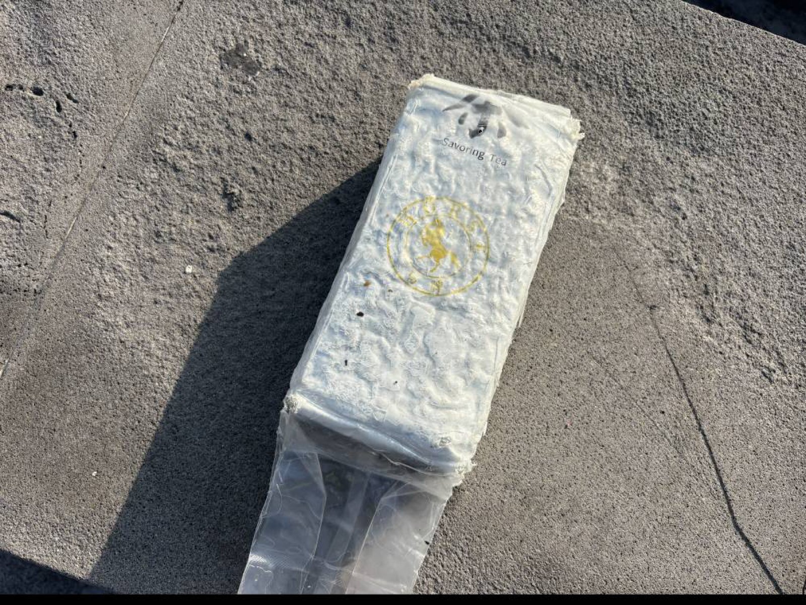 지난 7일 제주시 용담포구에서 발견된 차 봉지로 포장된 마약 케타민. 제주지방해양경찰청 제공