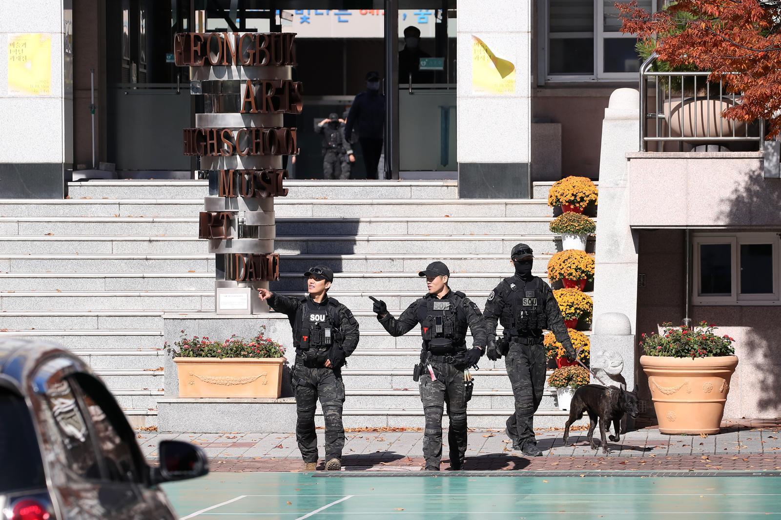 10일 대구 남구에 있는 한 고교에 사제 폭발물을 설치했다는 신고와 관련해 경찰특공대 등이 학내에서 현장 수색을 하고 있다. 2025.11.10 뉴스1