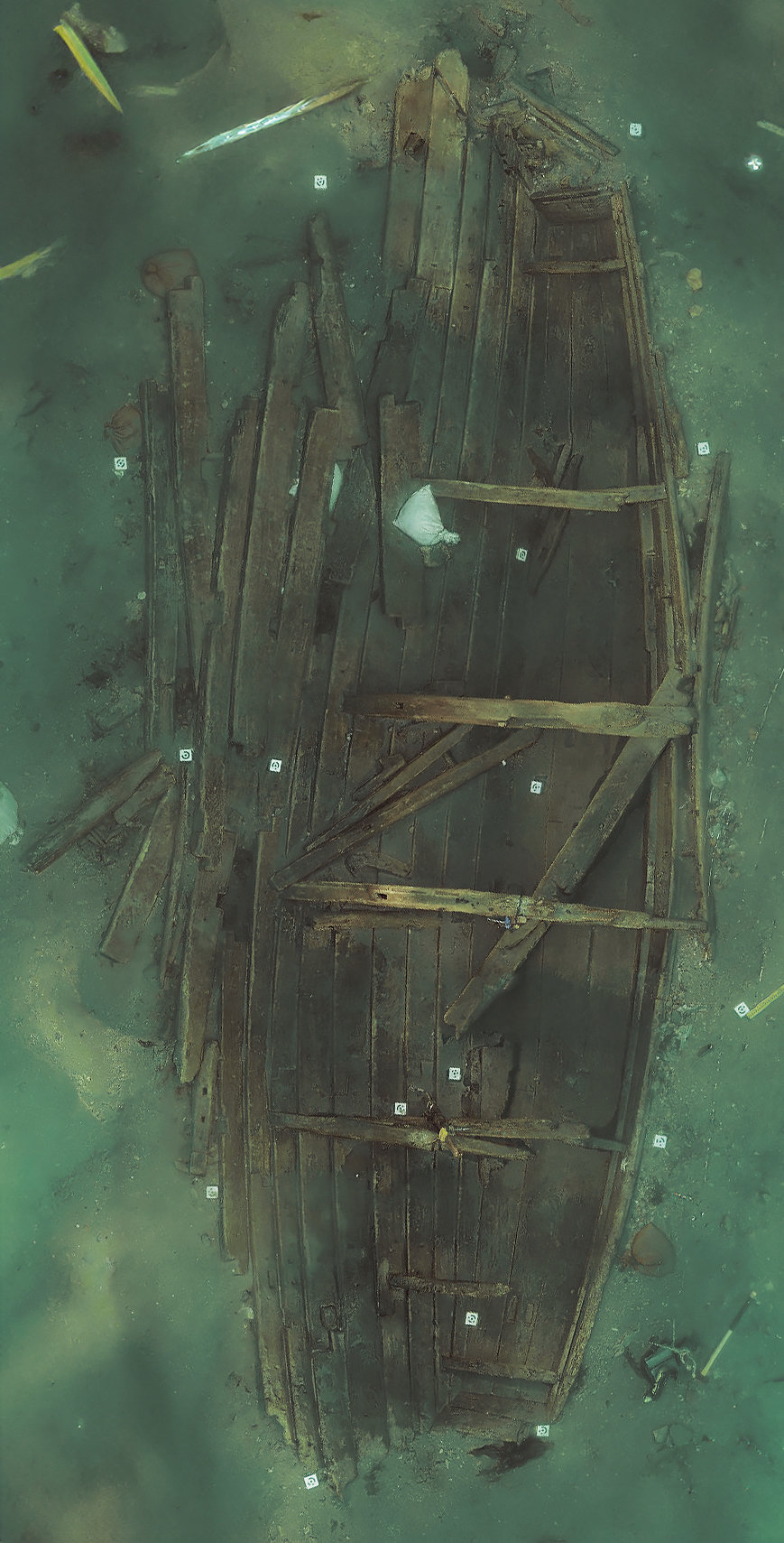 마도4호선(길이 12m, 폭 5m) 인양 전 상태. 국가유산청 제공