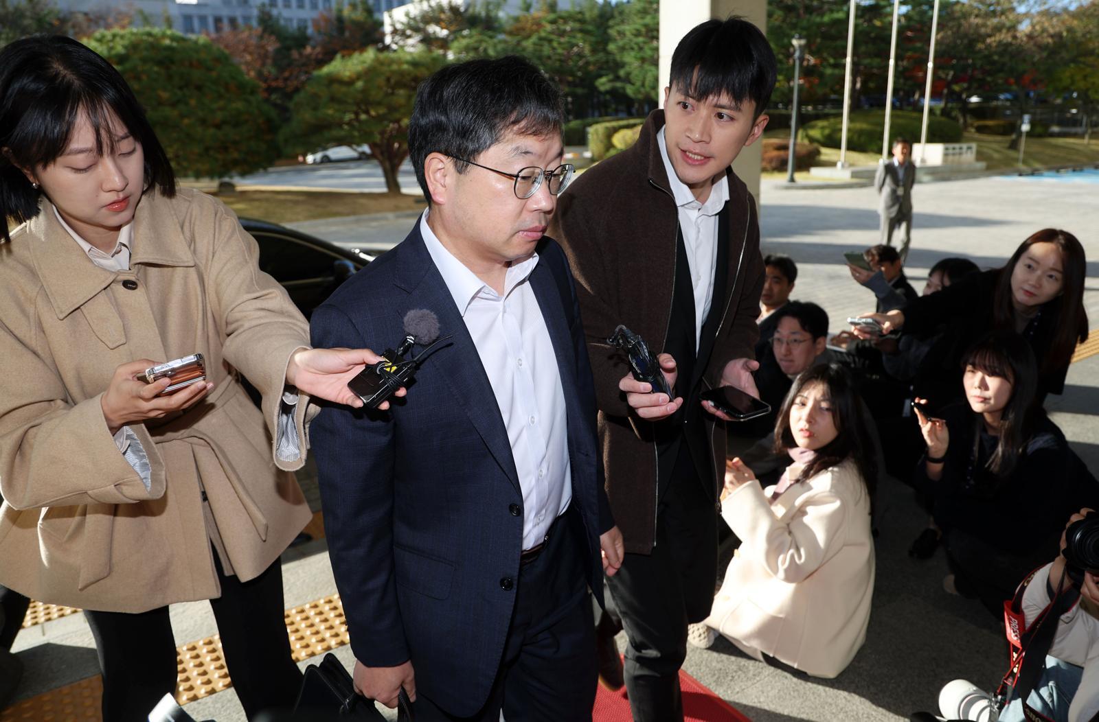 대장동 사건 항소 포기를 두고 검찰 조직 내부에서 거센 반발이 이어지고 있는 가운데 노만석 검찰총장 직무대행이 10일 오전 서울 서초구 대검찰청으로 출근하고 있다. (출처=뉴시스)