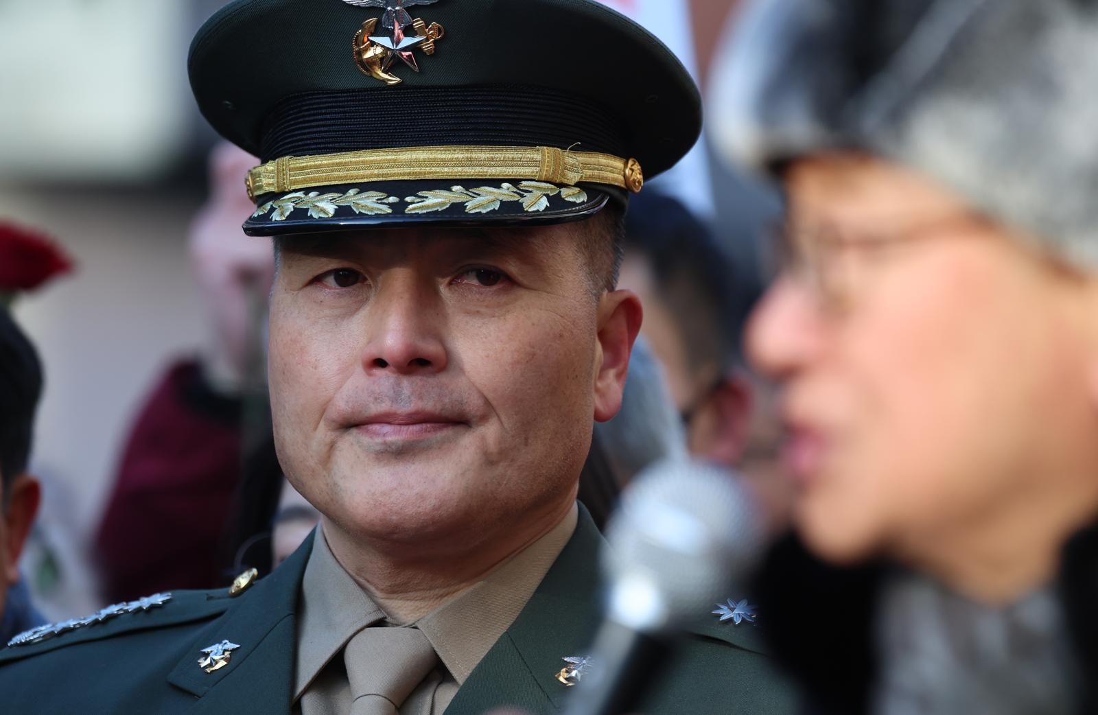 지난 1월 9일, 채 상병 순직 사건과 관련해 항명 및 상관명예훼손 혐의로 기소된 박정훈 전 해병대 수사단장(대령)이 서울 용산구  중앙지역군사법원에서 열린 1심 선고공판에 앞서 지지발언을 듣고 있다. 이날 재판부는 군 검찰이 박정훈 대령에게 적용했던 혐의 모두에 대해 무죄 판단을 내렸다. (출처=뉴스1)