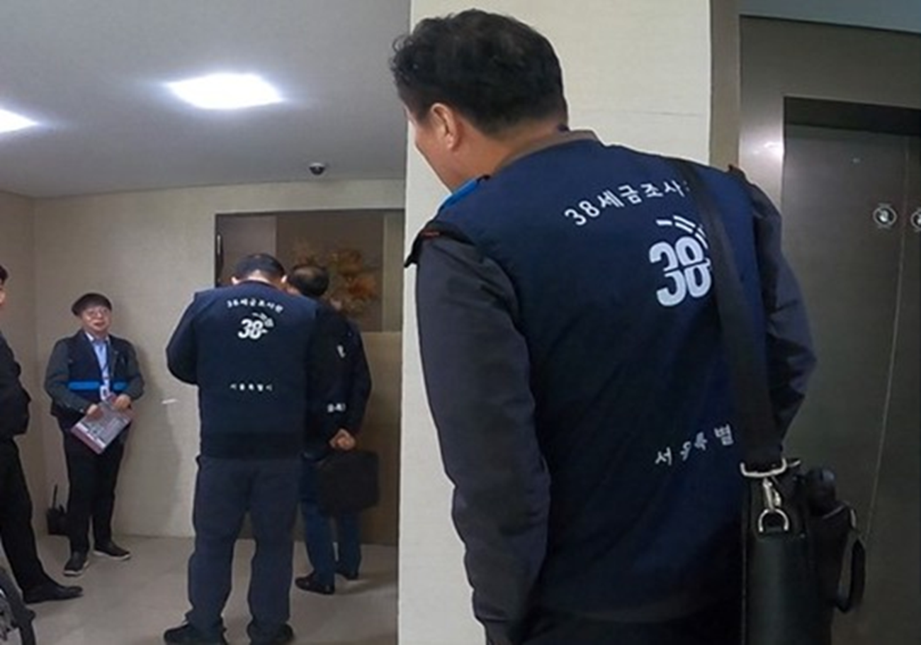 서울시 38세금징수과와 국세청 합동수색요원들이 고액 체납자의 자택을 수색하기 위해 현장에 진입하고 있다. 사진=서울시 제공