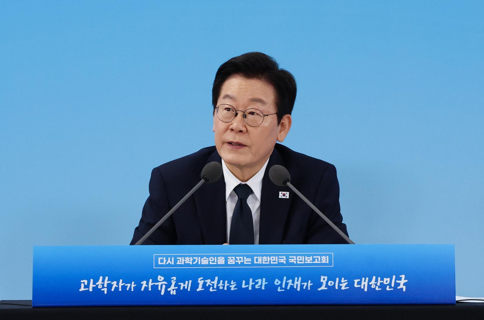 이재명 대통령이 7일 오후 대전 유성구 국립중앙과학관에서 열린 다시 과학기술인을 꿈꾸는 대한민국 국민보고회에서 발언하고 있다. 2025.11.7/뉴스1